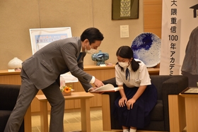 令和2年度北方領土関係全国スピーチコンテスト入賞された西さん来庁