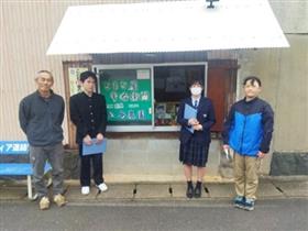 とまと農家を営む八島さんご夫婦と記念撮影