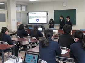 会議室からTeamsを使って発表を各教室へ配信している様子