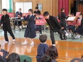 演奏と歌と踊りで盛り上げている様子