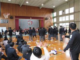 一緒に歌って楽しんでいる様子