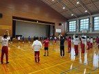 ストレッチ方法を習っている様子