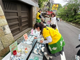 心をこめて商品を陳列する様子