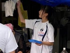 様々な場面で接客している様子