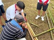 竹の水鉄砲の作り方の指導を受けている様子