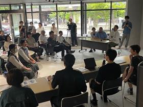 外アーティストによる交流会の様子1枚目