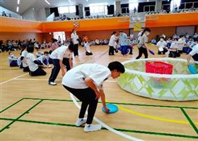 フライングディスク競技の補助をしている様子