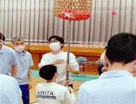 玉入れ競技の補助をしている様子
