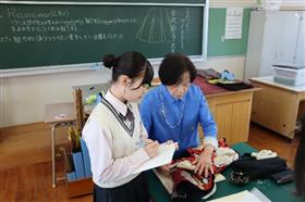 デザインの指導を受ける様子