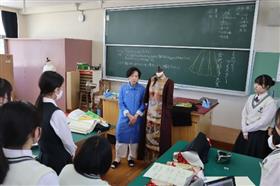 講師の方からデザインの講評を受ける様子