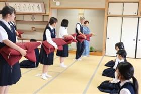 講師の方から指導を受けている様子1枚目