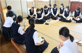 講師の方から指導を受けている様子2枚目