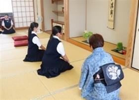 講師の方から指導を受けている様子3枚目