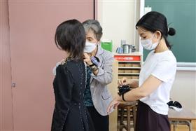 講師の方から指導を受ける様子