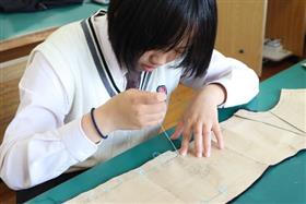補正作業をする生徒の様子