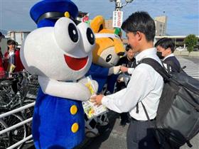 マスコットキャラクター「ごろう君」と握手する様子＞
