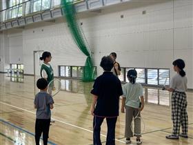 子ども教室でスポーツを体験している様子