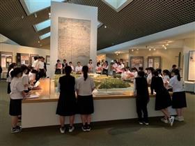 名護屋城博物館の見学をする様子