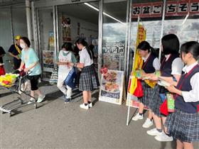 買い物客へ呼びかけを行う様子