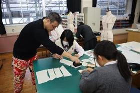講師の方から指導を受けている様子