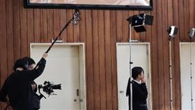 生徒が主人公に問いかけるシーンを撮影している様子
