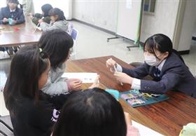子どもたちに内容の説明をしている様