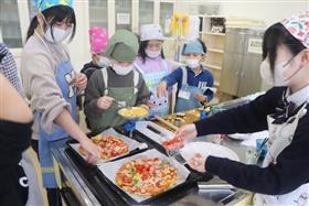ピザ作りの様子