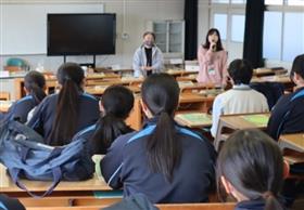 県民協働課の方から説明を受けている様子