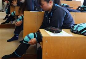 高齢者疑似体験の様子1枚目