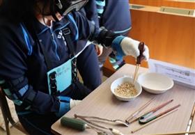 高齢者疑似体験の様子2枚目