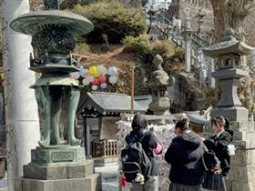 陶山神社でお参りする様子（1年生）