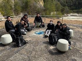 泉山磁石場で記念撮影(1年生)