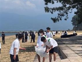 西の浜での清掃の様子