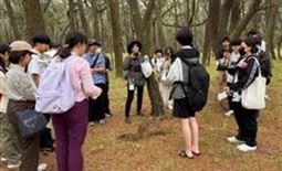 高校生が大学生に説明している様子