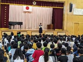 小学生の前で話をする西高生