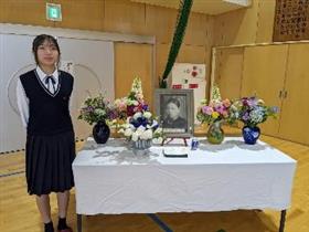 ハナさんの写真の前で撮影