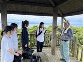 プロジェクトについて説明を聞く様子