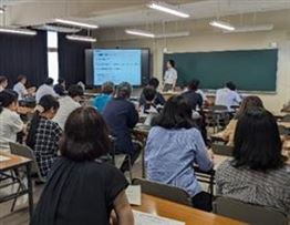 先生方が研修を受けている様子