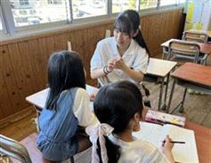 小学生の学習のお手伝いをする様子1枚目
