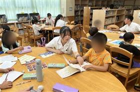 小学生の学習のお手伝いをする様子2枚目