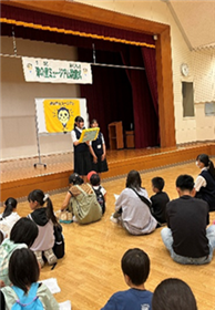 司会を務めている様子