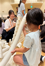 紙コップのアクティビティを楽しむ様子