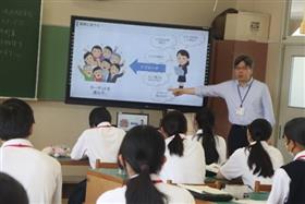 先生から説明を受けている様子