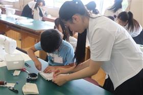 服飾デザイン科での指導の様子
