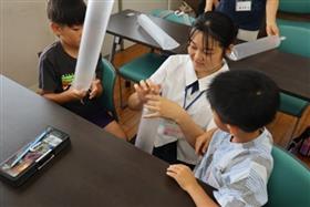 傘袋ロケットを作っている様子