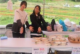 販売している様子