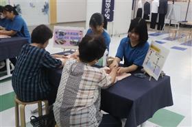 ハンドマッサージ体験の様子