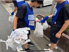 たくさんのゴミを拾っている様子