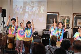 ジャンベ部の演奏の様子2枚目