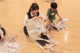 新聞紙を使った防寒具作りの様子1枚目